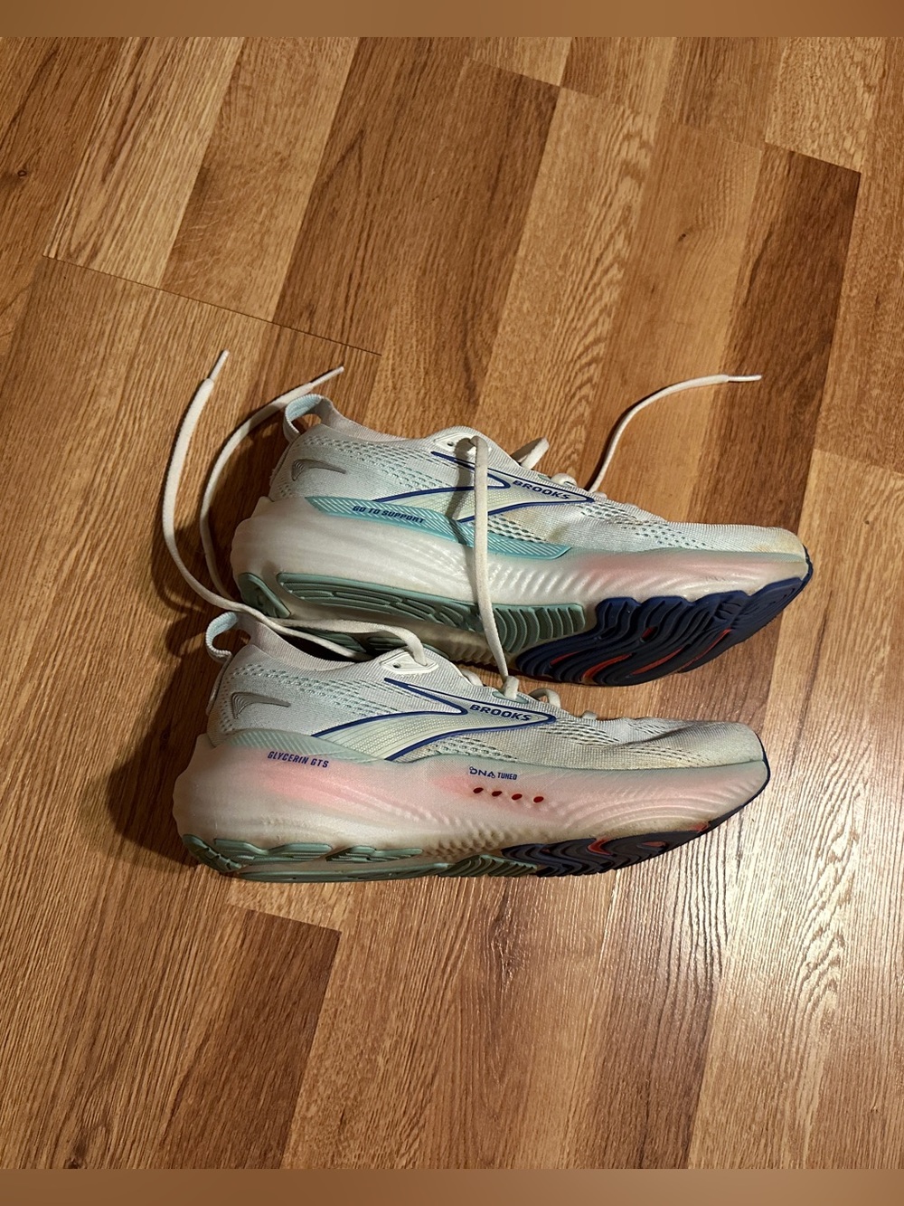 Brooks White Running Sneakers Size 9 - Picture 2 of 5
